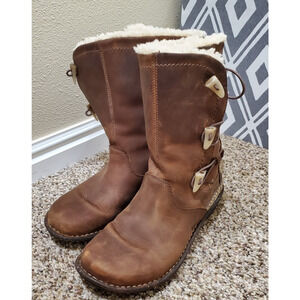 UGG Women’s Kona Shearling‑Lined Leather Boots Brown Toggle Detail Size 8